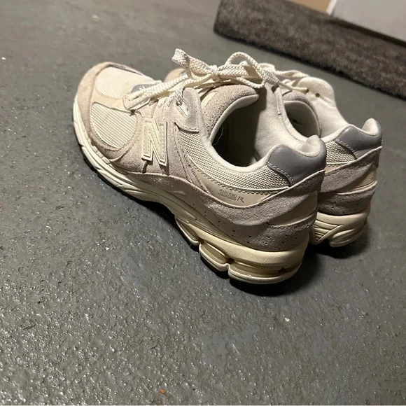 New Balance Beige 2002R Sneakers - Picture 2 of 6